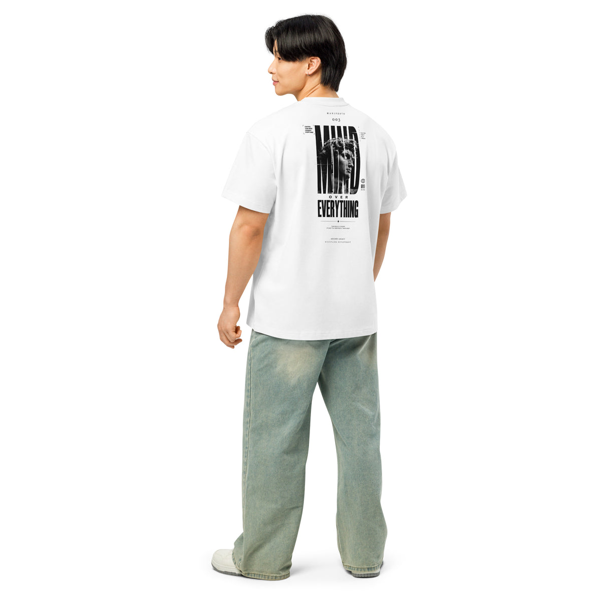 Camiseta boxy Ascend Legacy MANIFESTO 003 MIND OVER EVERYTHING para hombre, vista trasera con diseño gráfico modelo.