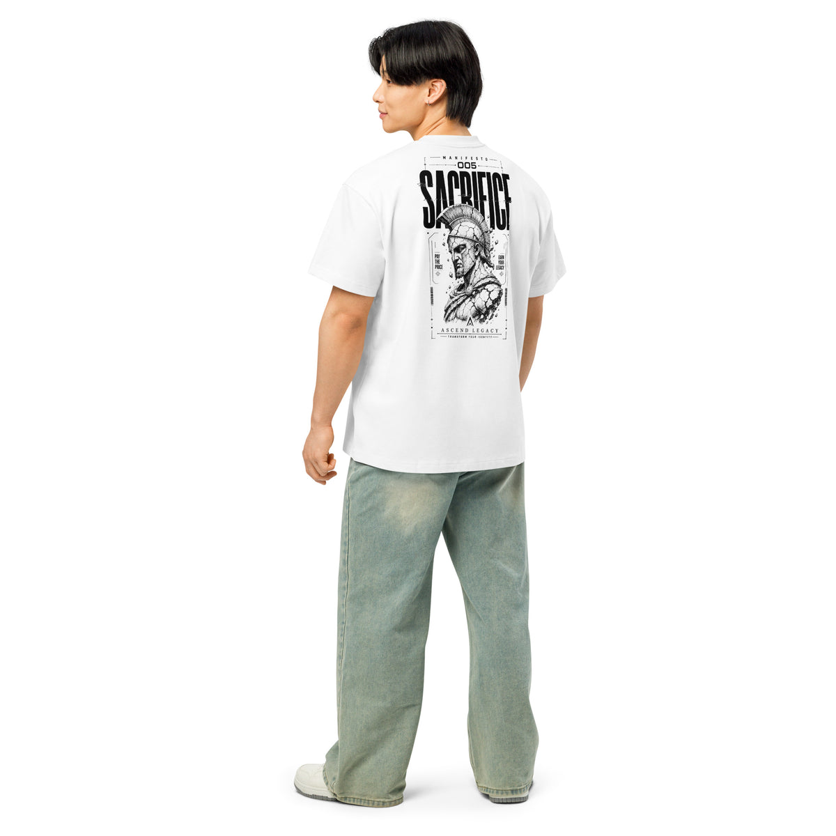 Camiseta boxy Ascend Legacy MANIFESTO 005 SACRIFICE para hombre, vista trasera modelo.