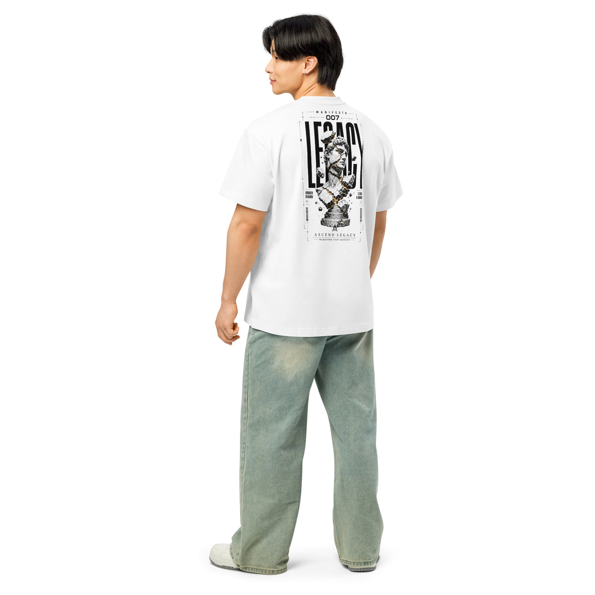 Camiseta boxy Ascend Legacy MANIFESTO 007 LEGACY para hombre, vista trasera modelo.