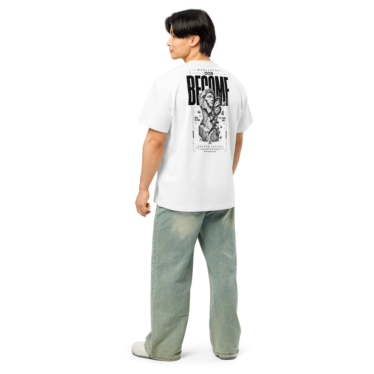 Camiseta boxy Ascend Legacy MANIFESTO 008 BECOME para hombre, vista trasera con diseño gráfico modelo.
